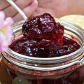 Une recette simple de confiture de prunes et de pommes pour l'hiver