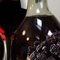 4 recettes faciles pour faire du vin de pruneau à la maison