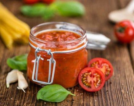 Ein Schritt-für-Schritt-Rezept für die Herstellung von Tomatensauce mit Basilikum für den Winter