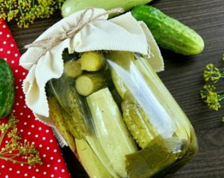 Einfache und leckere Rezepte zum Einlegen von Gurken mit Zucchini für den Winter