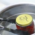Comment stériliser correctement les bocaux dans une casserole d'eau avant la mise en conserve