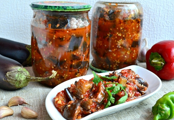 Aubergine auf Georgisch für den Winter in einer Bank