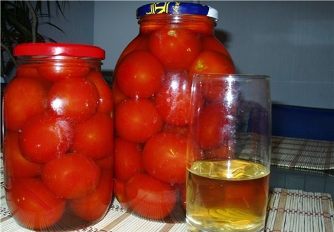 Tomaten in Apfelsaft in Gläsern