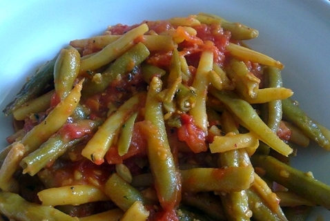 grüne Bohnen auf einem Teller