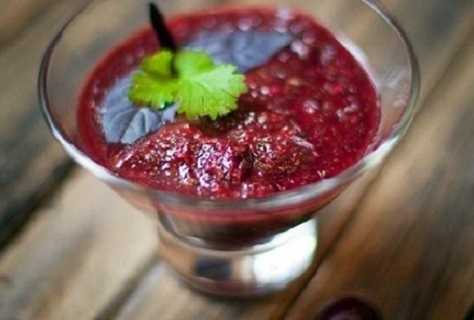 Ketchup aus Pflaumen in einer Schüssel