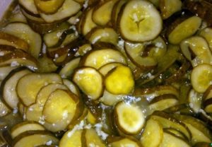 Das Rezept, wie man heiße Kremlgurken für den Winter kocht