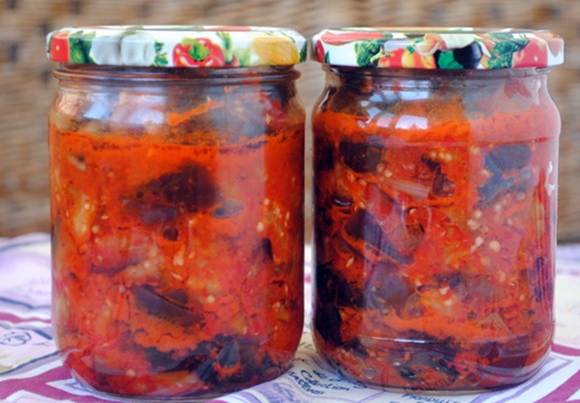 Gläser georgische Auberginen für den Winter auf dem Tisch