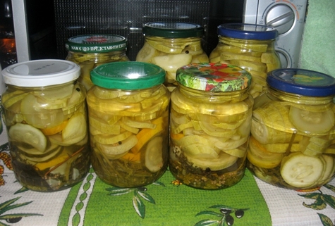 Bulgarische Zucchini auf dem Tisch