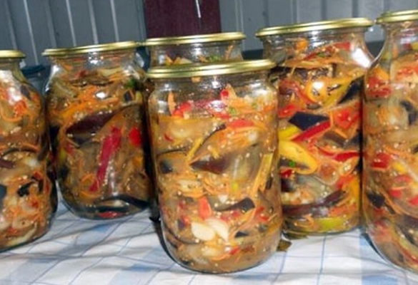 Auberginen im koreanischen Stil in Gläsern