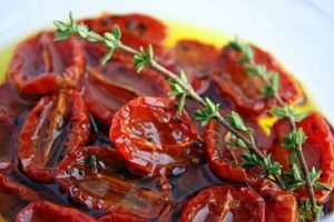 Rezepte für sonnengetrocknete Kirschtomaten für den Winter zu Hause