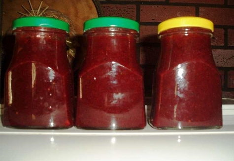sauce aux groseilles rouges en pots sur la table