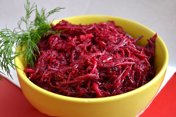 Koreanische Rote Beete in einer Schüssel