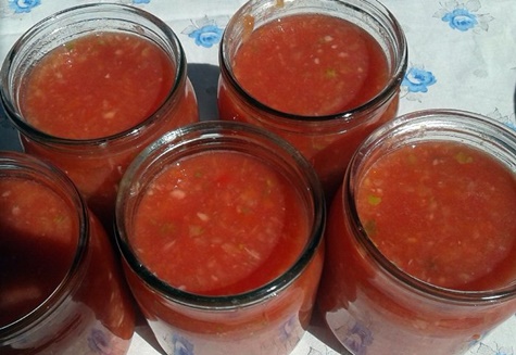 adjika avec de l'aspirine dans des pots sur la table