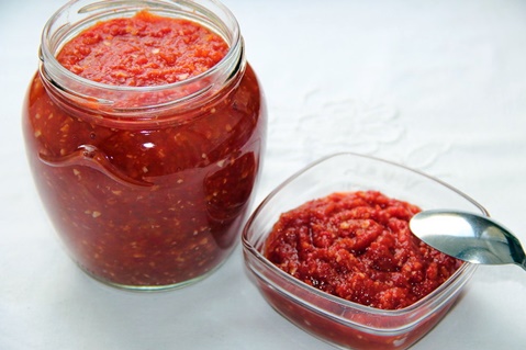 adjika avec de l'aspirine dans un bol