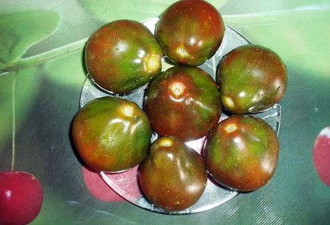 Tomate poire noire sur une assiette