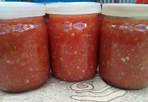 adjika avec de l'aspirine dans des pots sur la table