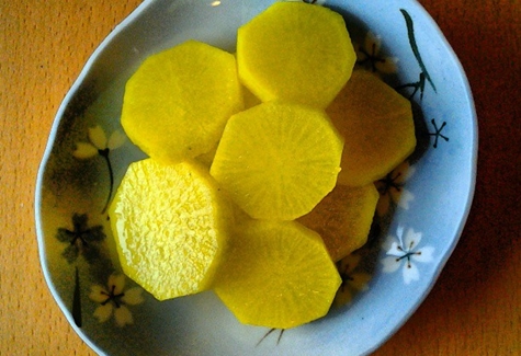 Daikon mariné dans une assiette