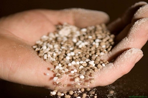 ein Eimer mit kochendem Wasser