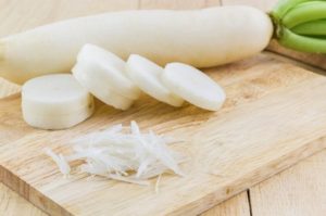 Lorsque vous avez besoin de récolter le radis daikon du jardin pour le stockage pour l'hiver