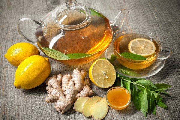 thé au gingembre et citron dans une théière