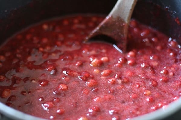 Marmelade mit Erdbeeren in einem Slow Cooker
