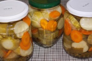 Une recette simple pour cuire des concombres avec des carottes et des oignons pour l'hiver