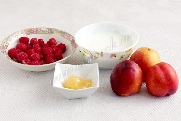 pêche et framboise sur la table