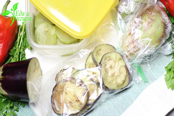 Aubergine in einer Tüte