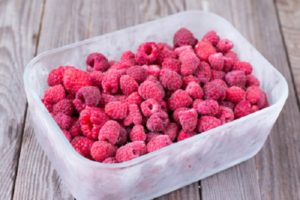 Wie man Himbeeren für den Winter im Kühlschrank zu Hause richtig einfriert