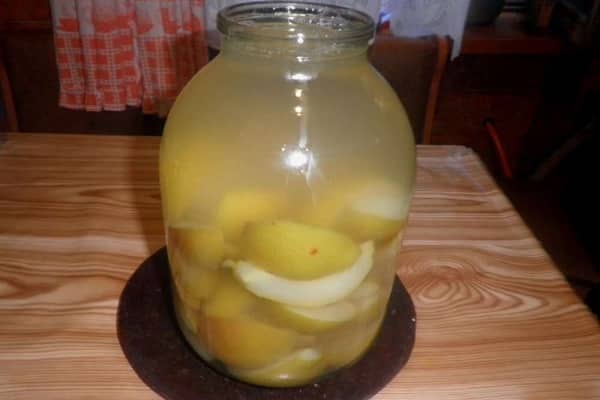 sind mit kochendem Wasser gefüllt