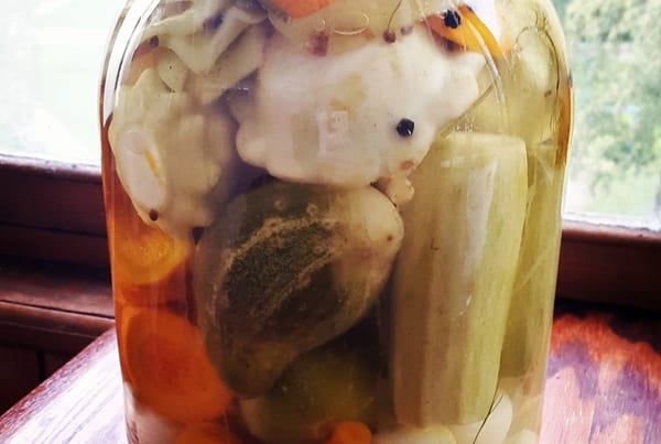 assortiment de légumes dans un pot