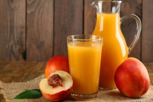 Ein einfaches Rezept für Pfirsichsaft für den Winter zu Hause