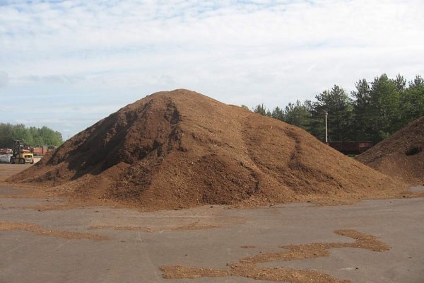 à travers les doigts