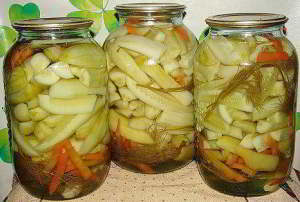 Wie man knusprige chinesische Langgurken für den Winter konserviert und ist es möglich