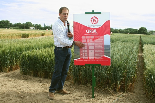 homme avec le logo de la société Limagrain Groupe