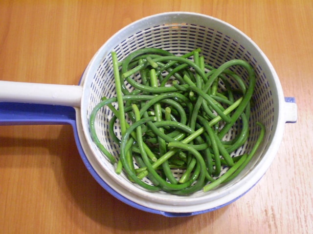 Knoblauchpfeile waschen