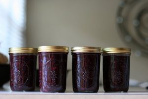 Einfache Rezepte für die Herstellung von Gelee für den Winter aus Blaubeeren