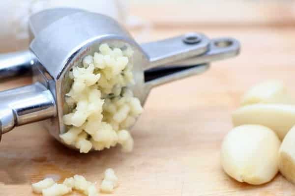 écraser l'ail dans une presse