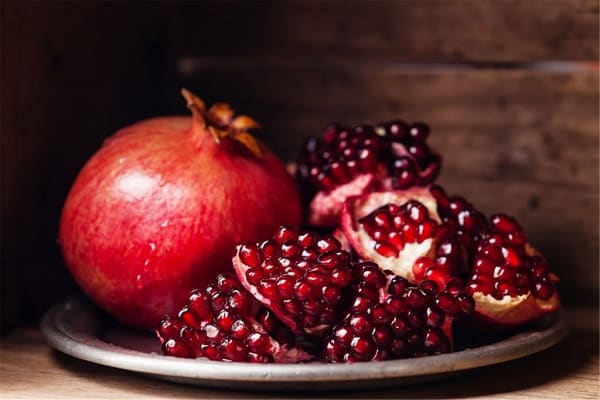The benefits and harms of pomegranate for human health and methods of eating the fruit and seeds