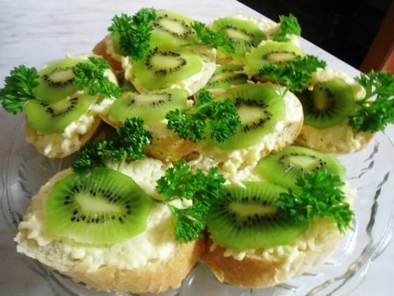 Mit Kiwi-Sandwiches