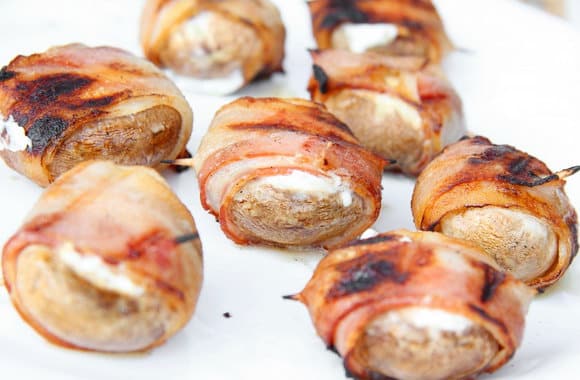 Herzhafter Snack Champignons im Speck