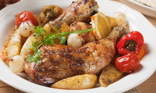 Huhn mit Kartoffeln in einem langsamen Kocher