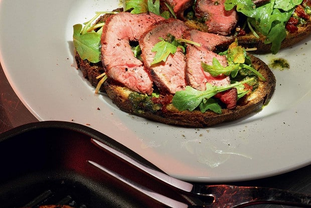 Mit Rindfleisch-Pesto-Sauce