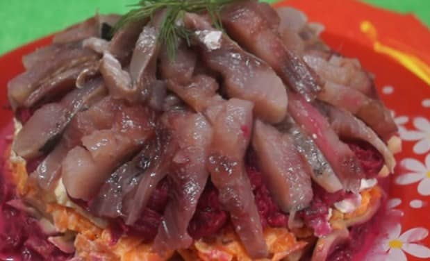 Pelzmantelsalat von innen nach außen