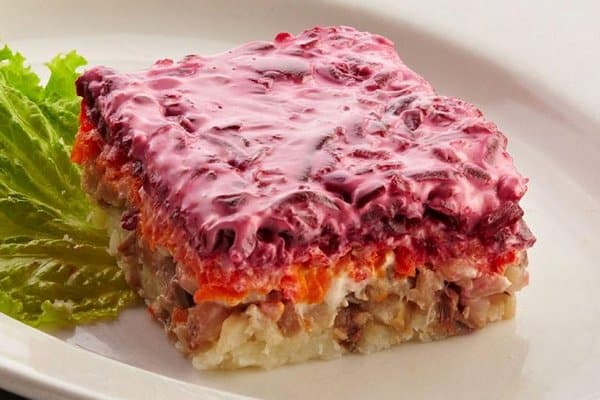 Klassischer Hering im Home-Style unter einem Pelzmantel