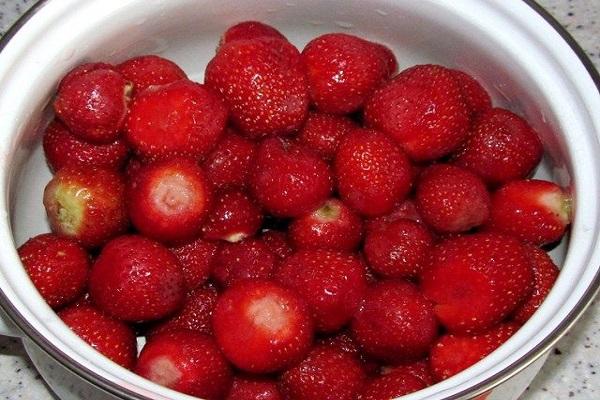 fraises dans un bol