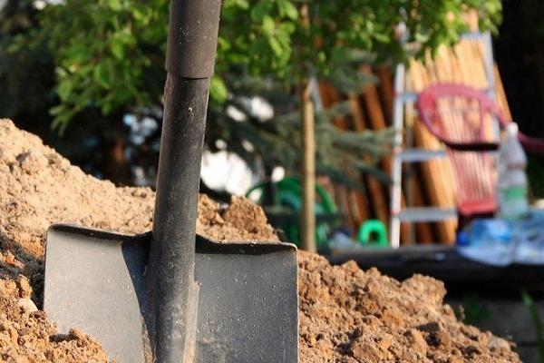 Schaufel ragt heraus