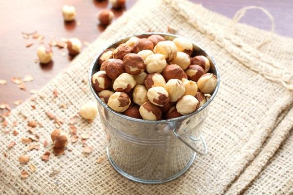 in einem Eimer geschält