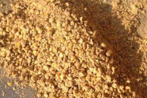 Beschreibung und Zusammensetzung des Fertigfutters für Hühner, wobei mit Ihren eigenen Händen eine Mischung entsteht