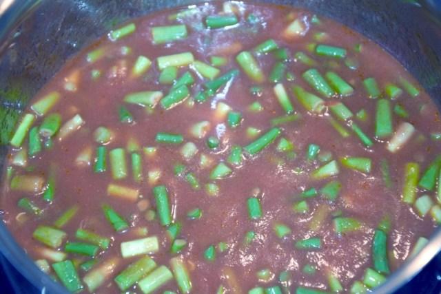 Lecho mit Knoblauchschoten